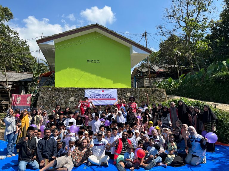 RQV Foundation dan Sourireatous Renovasi Madrasah di Kampung Gegerbitung