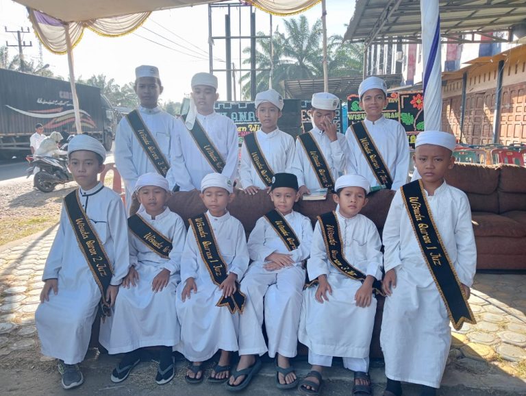 Dalam upaya mencetak generasi Qur’ani yang cinta Al-Qur’an dan berakhlak mulia, RQV (Rumah Qur’an Violet) 2806 Teluk Pinang akan menggelar acara Wisuda Santri Penghafal Al-Qur’an pada hari Minggu mendatang. Kegiatan ini menjadi bagian penting dari program pembinaan Al-Qur’an di kawasan Teluk Pinang, Kabupaten Labuhanbatu Selatan, Sumatera Utara, serta menjadi wujud nyata kontribusi RQV dalam penguatan pendidikan Islam di tingkat lokal.