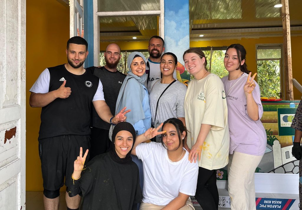 Pada tanggal 13–20 Juli 2025, RQV Foundation bersama dua mitra luar biasa, Sourire à Tous dan Yamal Collectif, menyelenggarakan program kemanusiaan bertajuk Humanitarian Trip Batch-3. Perjalanan ini bukan hanya tentang kegiatan sosial, tapi tentang berbagi ruang, rasa, dan harapan. Selama 8 hari, peserta dari berbagai negara diajak menyelami kehidupan lokal, mengulurkan tangan untuk membantu, serta saling belajar dalam suasana yang penuh cinta dan kebermaknaan.