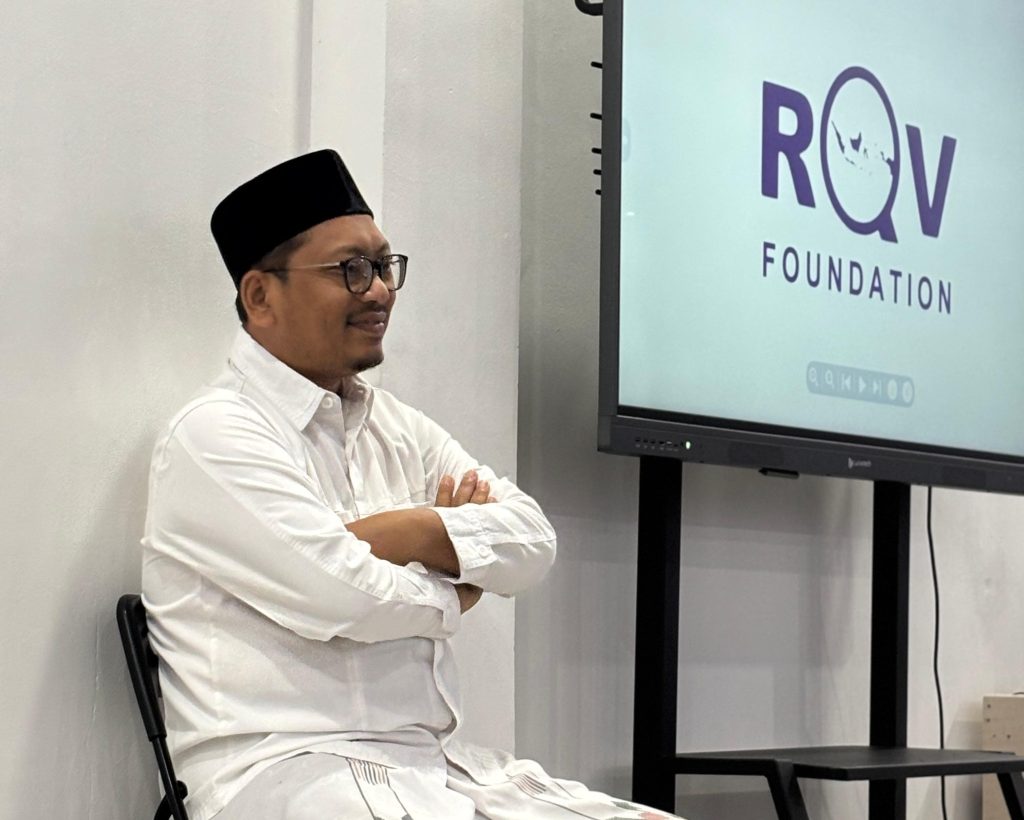 Senyuman adalah bahasa universal. Ia tidak butuh penerjemah, tidak mengenal batas agama, budaya, atau bangsa. Bahkan tanpa kata-kata