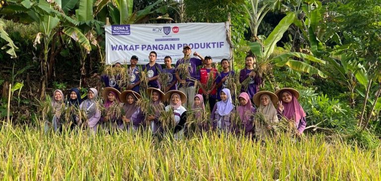 Cijeruk kembali menjadi saksi nyata lahirnya gerakan sosial yang berdampak luas. Pada Rabu, 20 Agustus 2025, RQV Foundation bersama Sourireatous melanjutkan inisiatif kebaikan dengan menyelenggarakan Program Wakaf Ketahanan Pangan Santri Tahap 2.