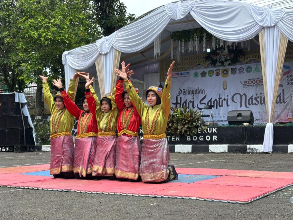 Dalam semangat memperingati Hari Santri Nasional 2025, RQV Foundation turut serta dalam acara peringatan yang diselenggarakan di Kantor Kecamatan Cijeruk, Kabupaten Bogor. Kegiatan ini diikuti oleh seluruh pondok pesantren yang ada di wilayah Kecamatan Cijeruk dan menjadi momentum kebersamaan, refleksi, serta kebangkitan bagi seluruh santri untuk terus berkontribusi bagi bangsa dan agama di era modern ini.