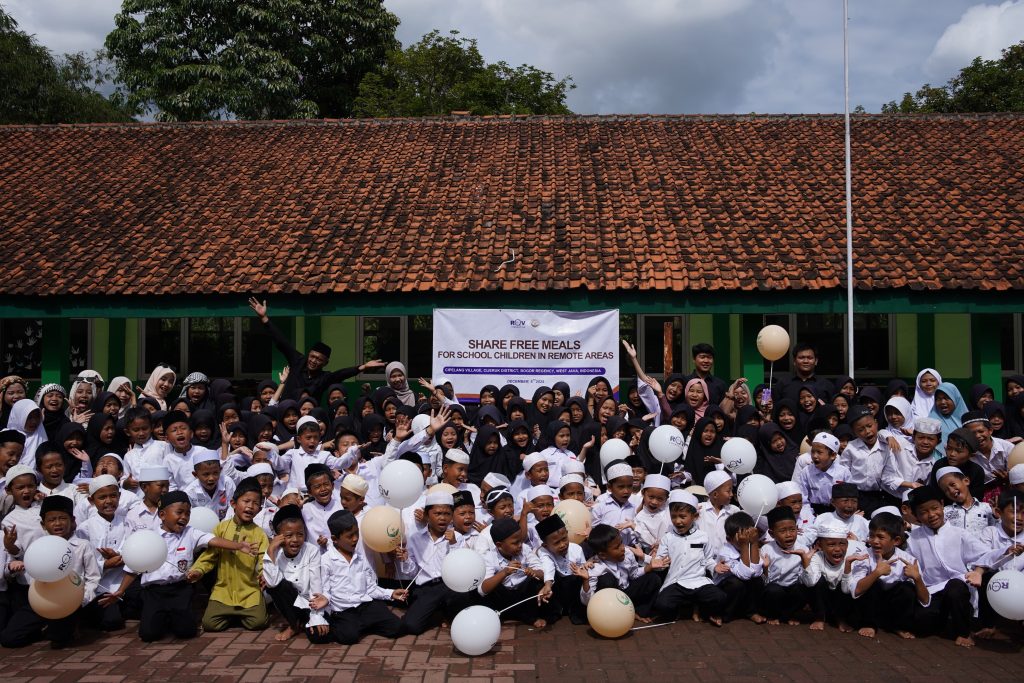 RQV Foundation dan Anshar Foundation Hadirkan Makan Gratis di SD Cipelang 3