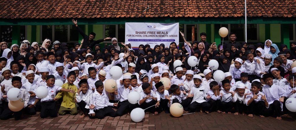 RQV Foundation dan Anshar Foundation Hadirkan Makan Gratis di SD Cipelang 3